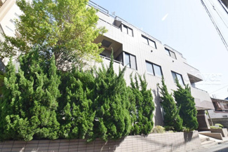 【外観】 | 青空によく映える建物です。手入れの行き届いた外壁やマンション正面エントランスなど、綺麗な姿をぜひ一度、現地にてご覧ください。～即日のご見学可能～　お問合せはお気軽にどうぞ。
