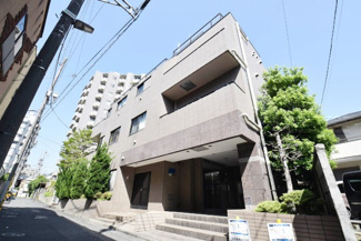 【外観】 | 手入れの行き届いた外壁やエントランスなど、「見ればわかる」レベルで清潔感を保ったマンションです。築年数を感じさせない姿で皆様をお出迎えします。～即日のご見学可能～　お問合せはお気軽にどうぞ。