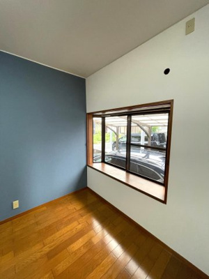 【洋室】 | 大津町杉水戸建て3DK＋広縁 | 出窓カウンター付の使いやすい居室です