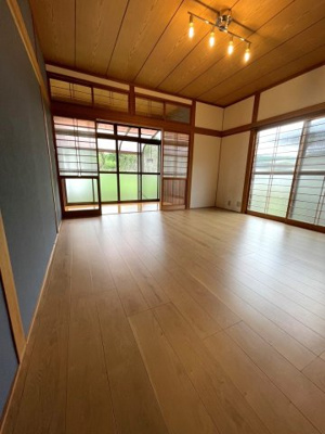 【洋室】 | 大津町杉水戸建て3DK＋広縁 | 温かみのある落ち着いた色調の洋室です