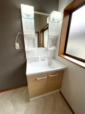 【独立洗面台】 | 大津町杉水戸建て3DK＋広縁 | 新品の独立洗面台で身支度をすべて済ませてしまいましょう