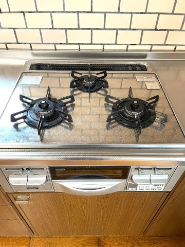 大津町杉水戸建て3DK＋広縁のキッチン|キッチンのガステーブルは３口でオーブン付きなのでお料理に便利でお楽しみです