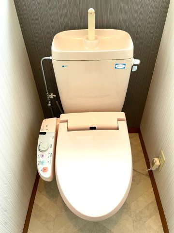 大津町杉水戸建て3DK＋広縁のトイレ|ウォシュレット付きのゆったりとした空間のトイレです