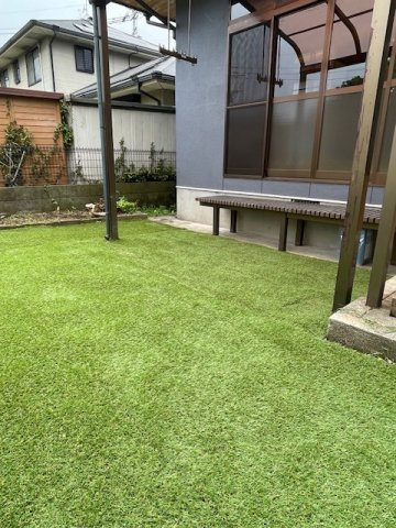大津町杉水戸建て3DK＋広縁の庭|人工芝が敷いてありお庭でゆったりと過ごせます（面倒な草取りが軽減されます）
