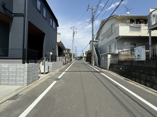 松戸市新作新築戸建【上本郷小学校：7分】の前面道路含む現地写真|東側前面道路・幅員約6ｍ