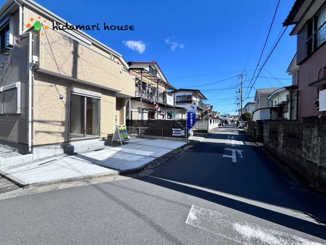 上尾市上　第2　新築戸建　ファーストタウン01の前面道路含む現地写真|陽当り・通風良好な角地物件！！