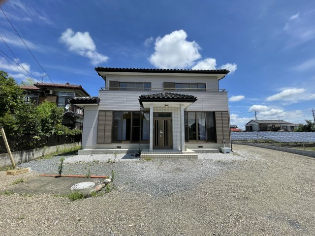 藤岡市岡之郷　中古の前面道路含む現地写真