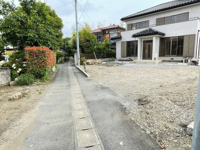 藤岡市岡之郷　中古の前面道路含む現地写真