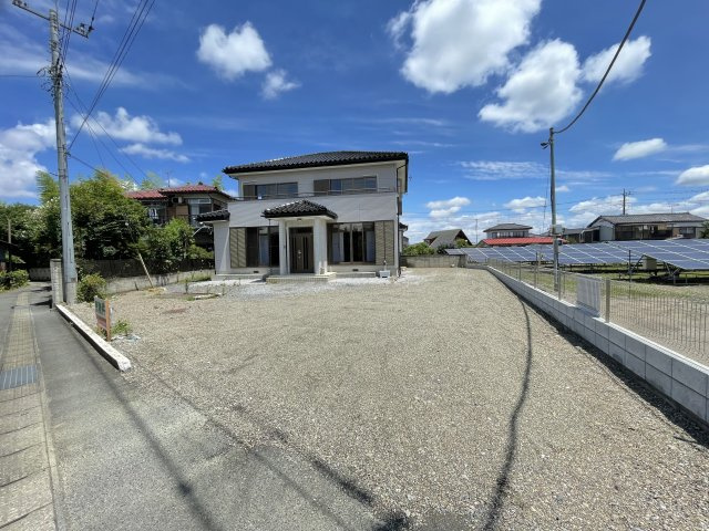 藤岡市岡之郷　中古の前面道路含む現地写真