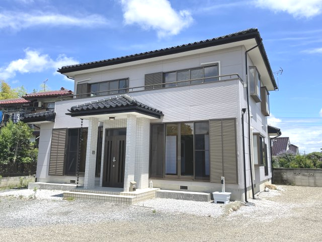 藤岡市岡之郷　中古の前面道路含む現地写真