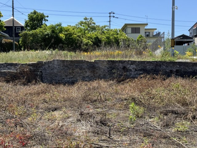 高知市仁井田の外観|南側道路は敷地より一段高くなっています。※コンクリートの上の部分が南側道路です。
