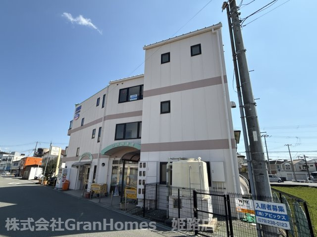 アビックス英賀保駅前の外観