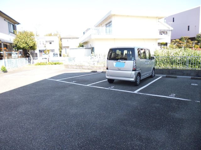 グレースヴィレッジA棟・B棟・C棟の駐車場
