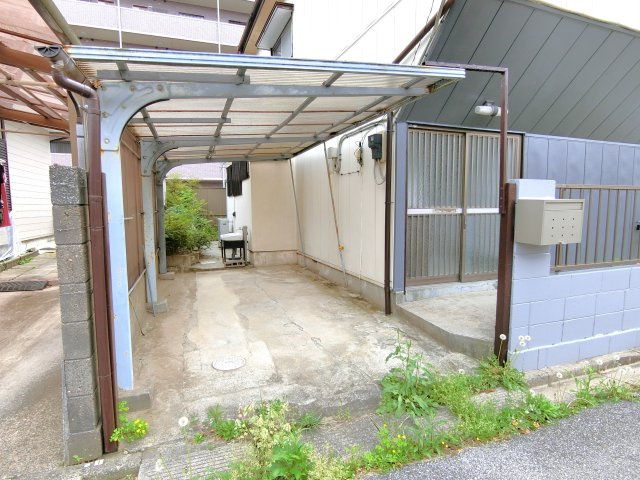 名執貸家の駐車場