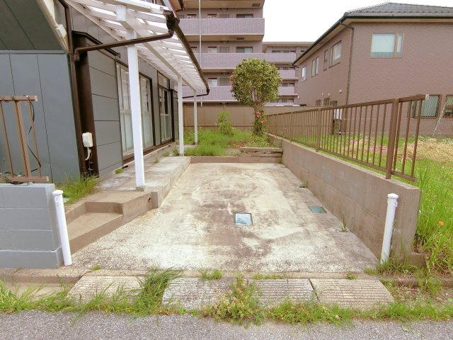 名執貸家の駐車場