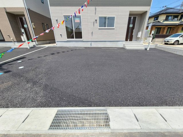 【子育て支援対象】四倉町上仁井田第14の駐車場|１号棟写真　3台駐車可能（車種による）
