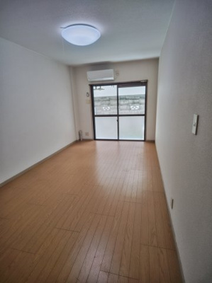 【洋室】 | まるきハイツ東大利 | スタンダードな洋室です