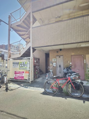 【エントランス】 | まるきハイツ東大利 | 落ち着いたエントランスです