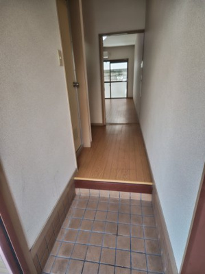 【玄関】 | まるきハイツ東大利 | 明るい玄関です