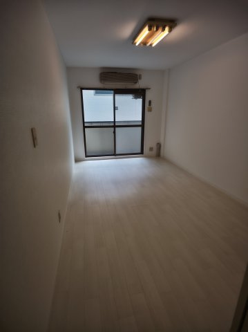 まるき東大利の洋室|明るい洋室です