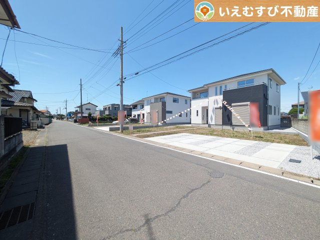 邑楽郡大泉町吉田1期の前面道路含む現地写真