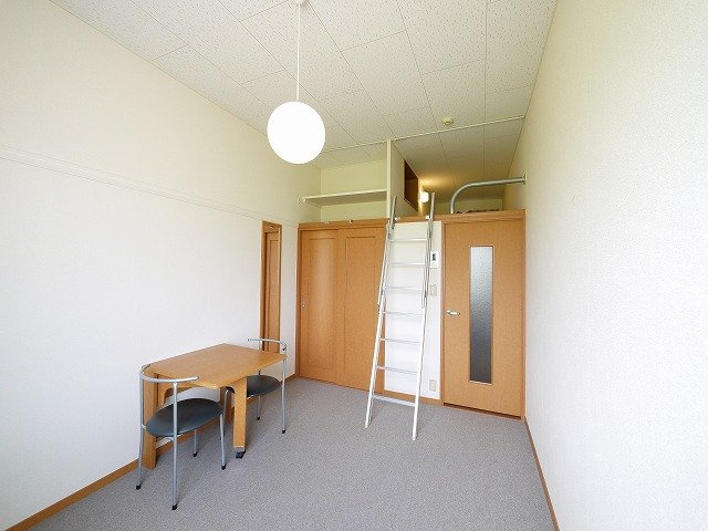 レオパレスナップロイヤルの居間・リビング|明るい洋室です