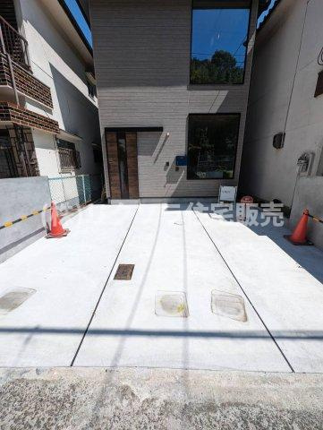 香里園桜木町　中古一戸建ての駐車場|駐車スペース二台
■物件内覧・資金計画相談・住宅ローン相談、リフォーム相談、お問合せ受付中■
※当日・翌日のご内覧、ご相談はお電話でのお問合せがスムーズです！