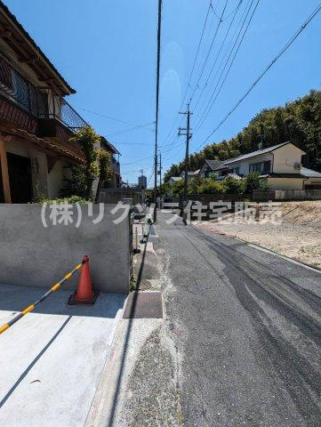 香里園桜木町　中古一戸建ての前面道路含む現地写真|前面道路含む外観
■物件内覧・資金計画相談・住宅ローン相談、リフォーム相談、お問合せ受付中■
※当日・翌日のご内覧、ご相談はお電話でのお問合せがスムーズです！