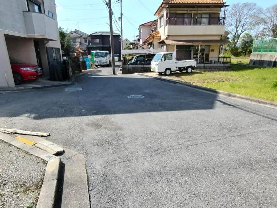 倉治6丁目　中古一戸建ての前面道路含む現地写真|前面道路　北側　幅員　6.0ｍ　東側　幅員　4.8ｍ
■物件内覧・資金計画相談・住宅ローン相談、リフォーム相談、お問合せ受付中■
※当日・翌日のご内覧、ご相談はお電話でのお問合せがスムーズです！
