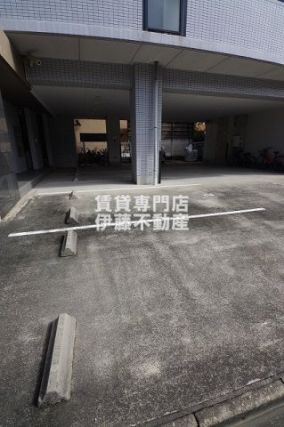 リバーブランシェの駐車場