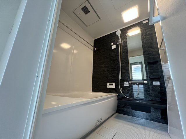 大津市竜が丘　天然木フルリノベーションの浴室|浴室は1616（1坪タイプ）暖房乾燥機付きです。（メーカー：TOTO サザナ）