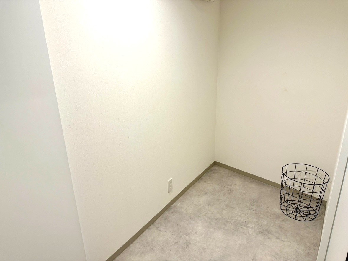 大津市竜が丘　天然木フルリノベーションのランドリースペース|脱衣所と別にランドリールームがあるので洗濯物が多くても室内干しできます♪
勝手口も付いているので外干しの導線も完璧です！