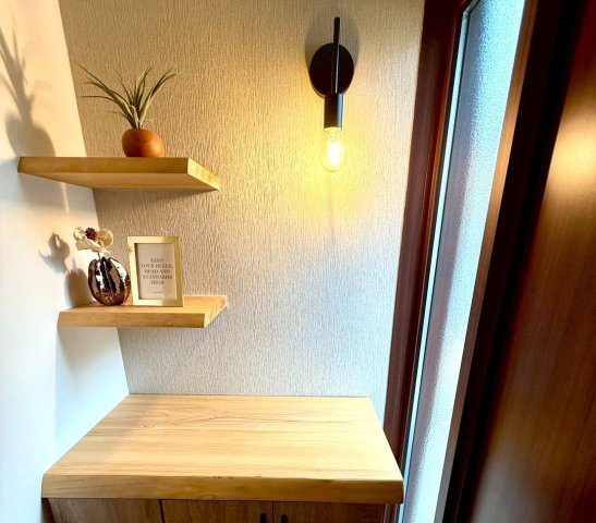 大津市竜が丘　天然木フルリノベーションの玄関|玄関の飾り棚を付けたのでお気に入りの小物を飾っていただけます♪
