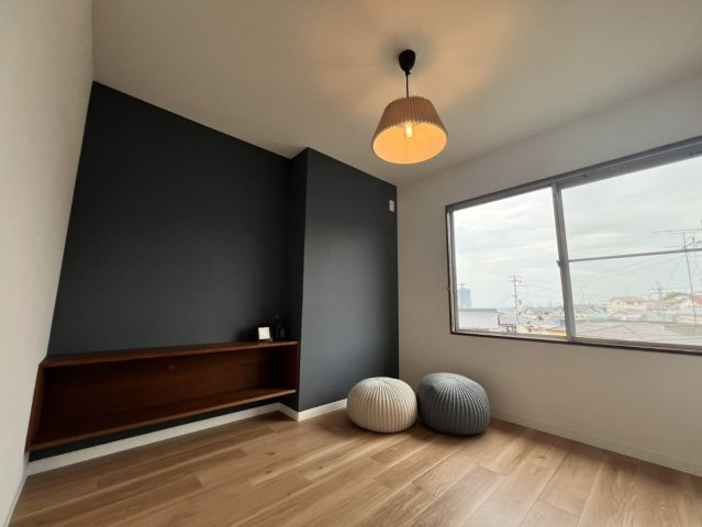 大津市竜が丘　天然木フルリノベーションの洋室|2階洋室
1階にも使用したクロスで統一感のあるお部屋です