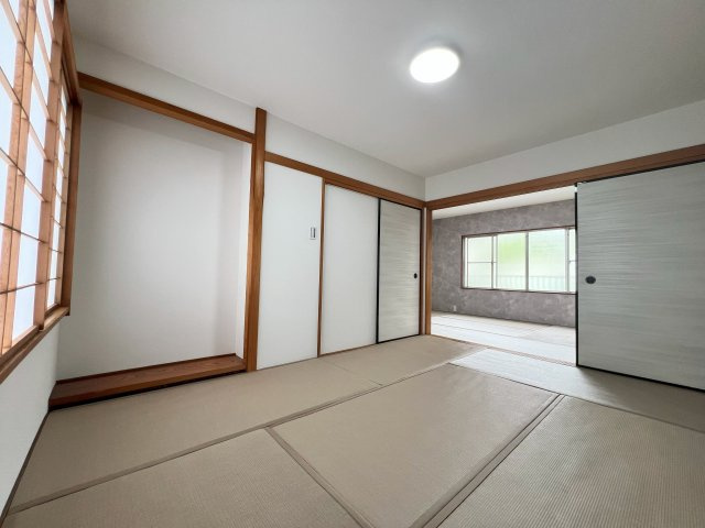 大津市竜が丘　天然木フルリノベーションの和室|2階のお部屋です。襖を開けることで続き間になり、広々と使用することができます♪