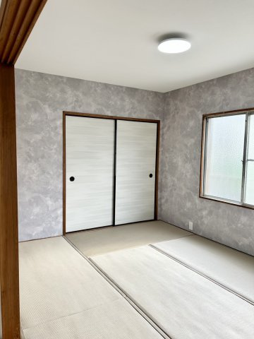 大津市竜が丘　天然木フルリノベーションの和室|2階のお部屋です。畳は耐久性の高い樹脂ベースの畳でございます。