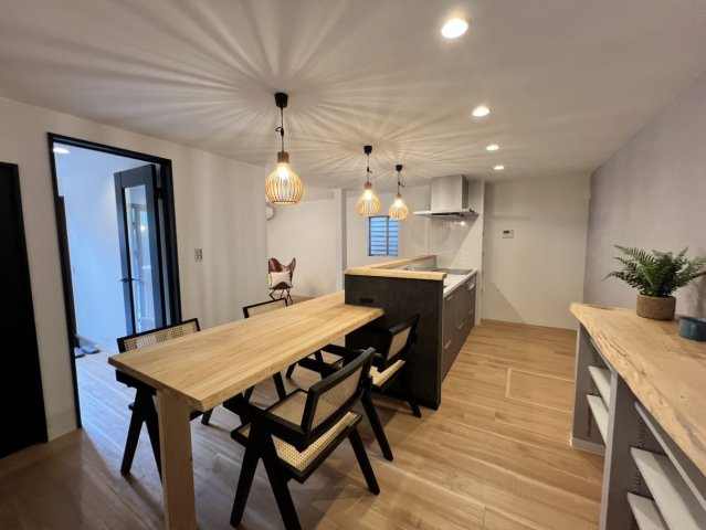 大津市竜が丘　天然木フルリノベーションのキッチン|クリエイター厳選の家具・照明はプレゼントです！
