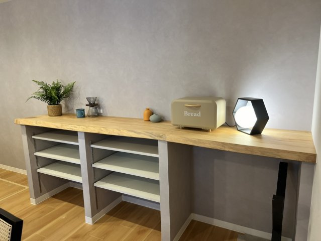 大津市竜が丘　天然木フルリノベーションのキッチン|笠木・ダイニングテーブル・キッチン背面のカウンターにも天然木を使用　光の入り方が美しい照明です♪