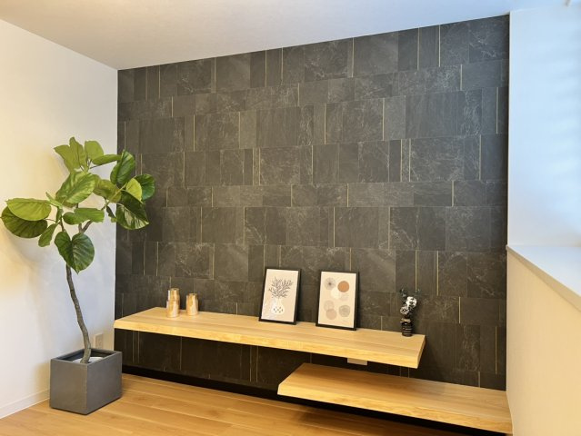 大津市竜が丘　天然木フルリノベーションの居間・リビング|リビングには大理石調のアクセントクロスを使用