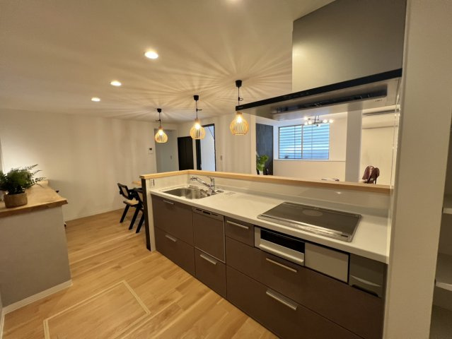 大津市竜が丘　天然木フルリノベーションのキッチン|パナソニックのキッチンを採用　食器洗い乾燥機・水栓は蛇口一体型浄水器付きです♪
カウンター高さは85㎝です　コンロ横に可動棚があるので買い置きも安心！