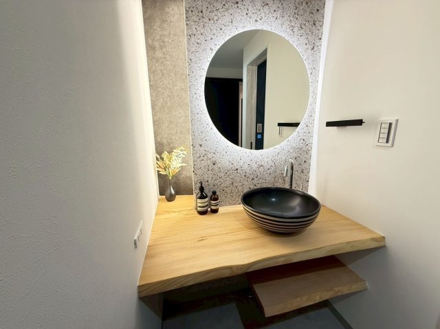 大津市竜が丘　天然木フルリノベーションの洗面所|ホテルライクな造作洗面　間接照明で明るく鏡の前に立つのが楽しみになります