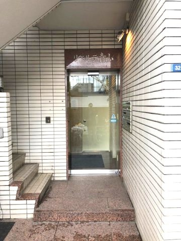 リベルテ青山のエントランス