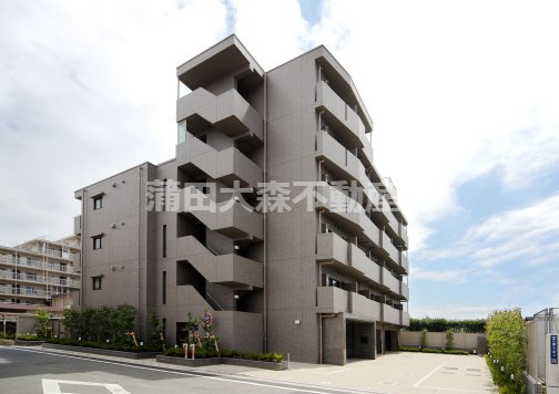 ルーブル蒲田南参番館の外観|2011年7月築　RC鉄筋コンクリート造地上6階建て1K～2DK総戸数58戸
京急本線雑色駅最寄りの東京都大田区東六郷2丁目　オートロック宅配BOXゴミ捨て場付分譲賃貸マンション