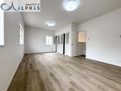 【洋室】 | 垂水区桃山台七丁目　中古戸建 | 南側洋室約11.5帖にはたっぷりの採光が入り、お部屋の雰囲気を明るくしてくれます♪