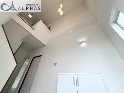 【玄関】 | 垂水区桃山台七丁目　中古戸建 | 高さのある吹抜けが、ワンランク上の住まいを演出します♪