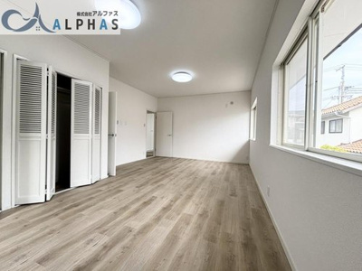 【洋室】 | 垂水区桃山台七丁目　中古戸建 | 南側洋室約11.5帖にはたっぷりの採光が入り、お部屋の雰囲気を明るくしてくれます♪