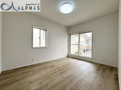 【洋室】 | 垂水区桃山台七丁目　中古戸建 | 2階洋室6帖♪バルコニーから光が差し込み明るい雰囲気に♪