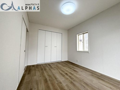 【洋室】 | 垂水区桃山台七丁目　中古戸建 | 各居室それぞれ6帖以上の広さがあり、どのお部屋も使いやすい形なので家具の配置などもしやすい♪