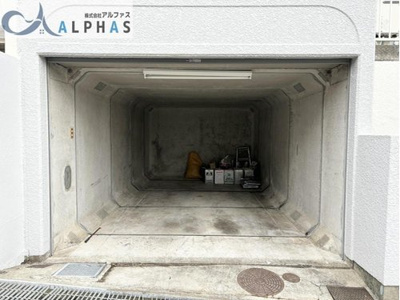 【駐車場】 | 垂水区桃山台七丁目　中古戸建 | 雨風から大切な愛車を守るビルトインガレージです♪