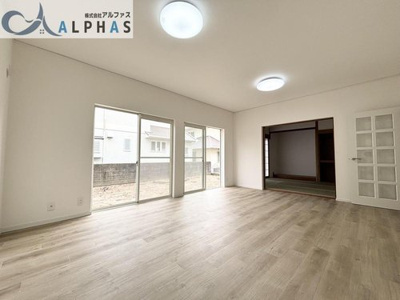 【居間・リビング】 | 垂水区桃山台七丁目　中古戸建 | 南面ＬＤＫ＋和室仕切りを開放すれば約21帖の広々スペースになります♪